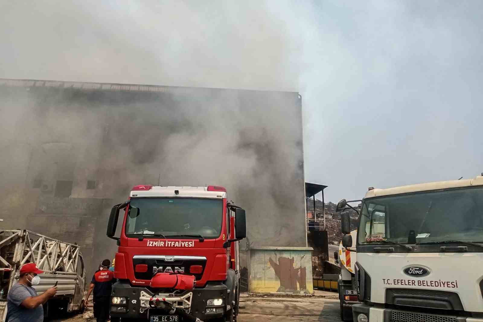 Efeler’in ekipleri yangınları söndürmek için çalışıyor
