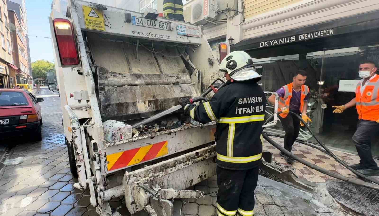 Çöpe atılan kül, çöp kamyonunu tutuşturdu
