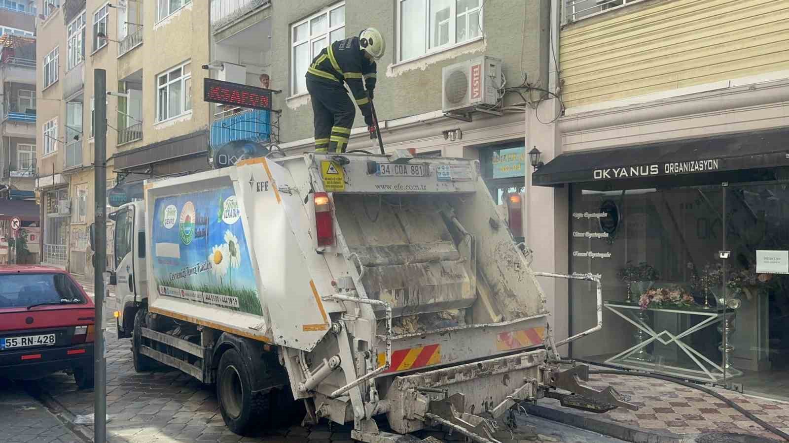 Çöpe atılan kül, çöp kamyonunu tutuşturdu
