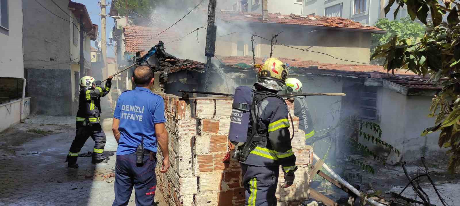 Denizli’de kullanılmayan müstakil evde çıkan yangın paniğe neden oldu
