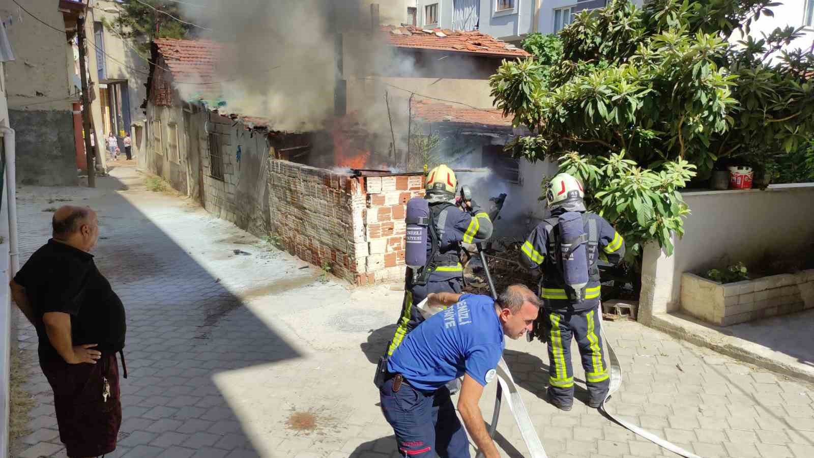 Denizli’de kullanılmayan müstakil evde çıkan yangın paniğe neden oldu
