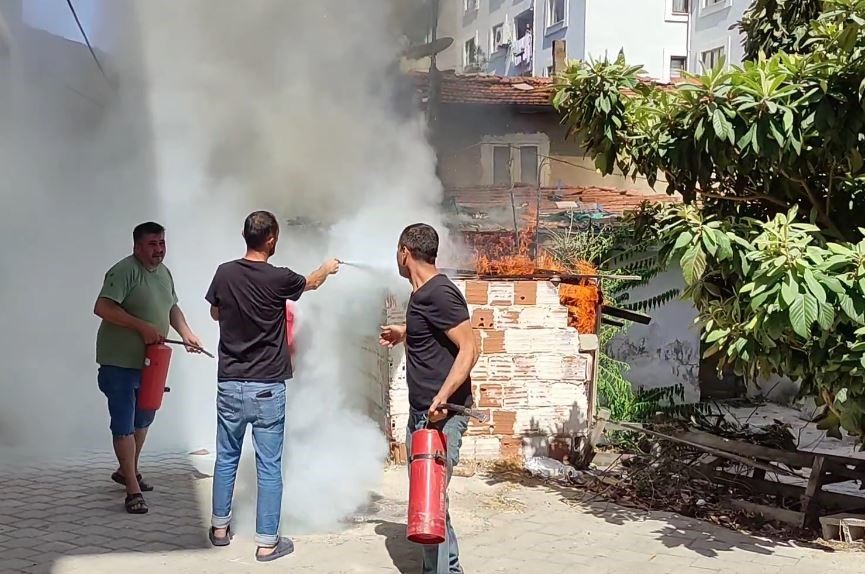 Denizli’de kullanılmayan müstakil evde çıkan yangın paniğe neden oldu
