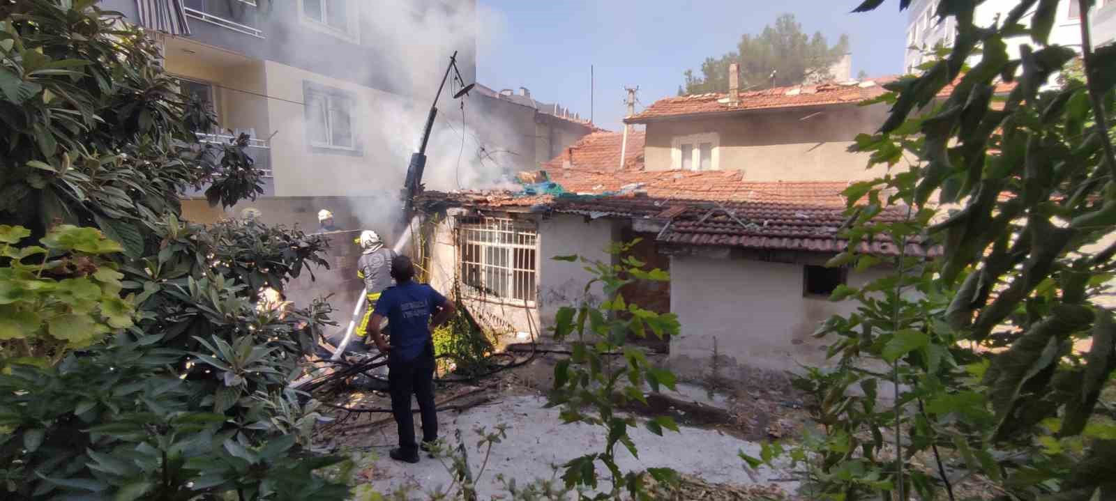 Denizli’de kullanılmayan müstakil evde çıkan yangın paniğe neden oldu
