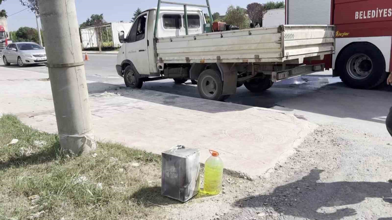 Sakarya’da park halindeki kamyonet alev aldı: 1 yaralı
