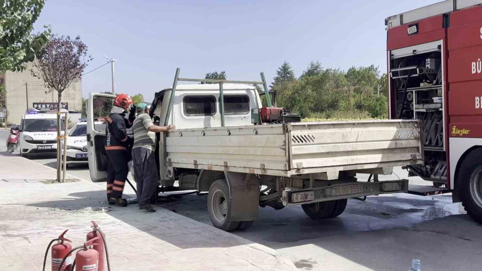 Sakarya’da park halindeki kamyonet alev aldı: 1 yaralı
