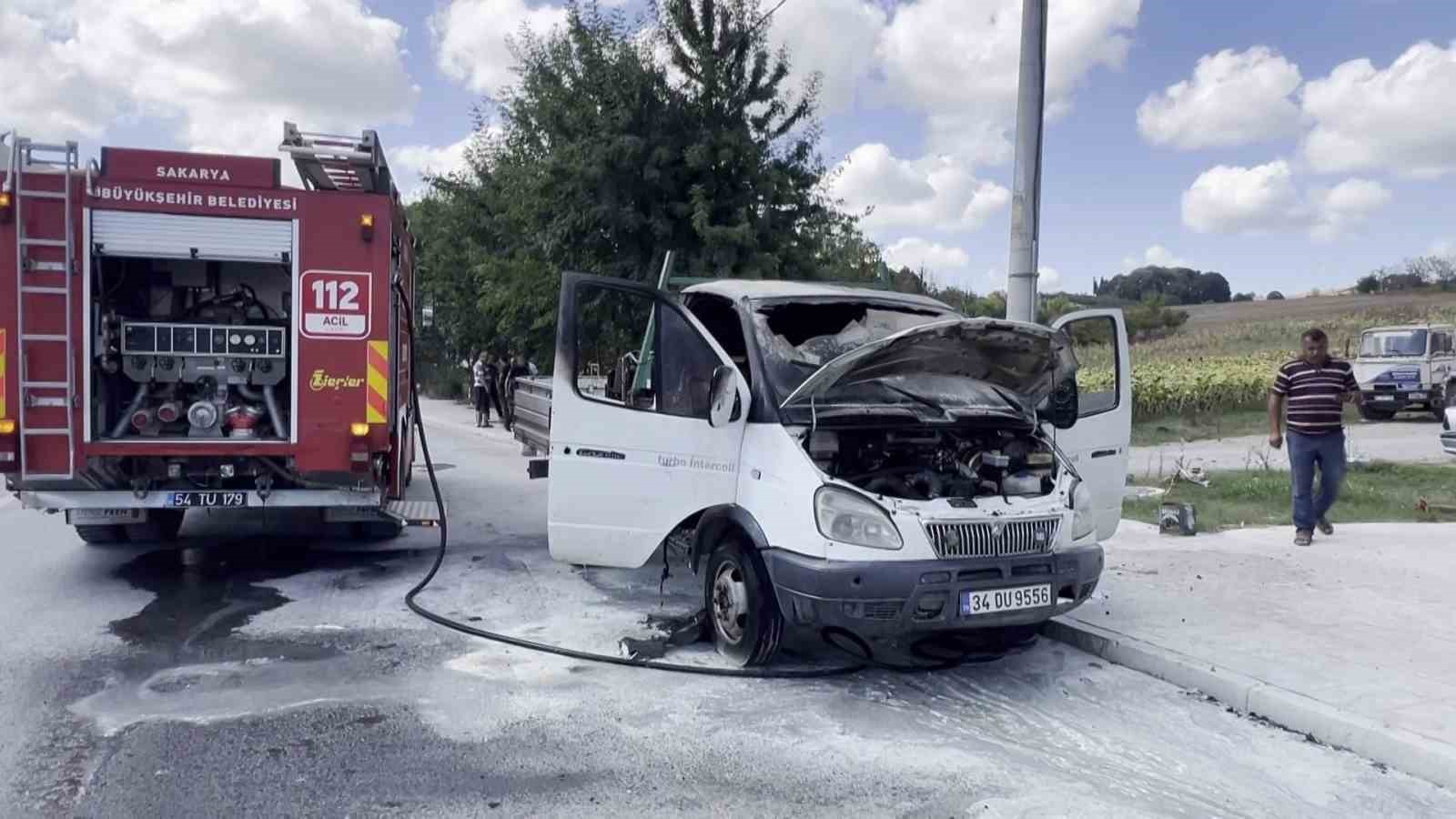 Sakarya’da park halindeki kamyonet alev aldı: 1 yaralı
