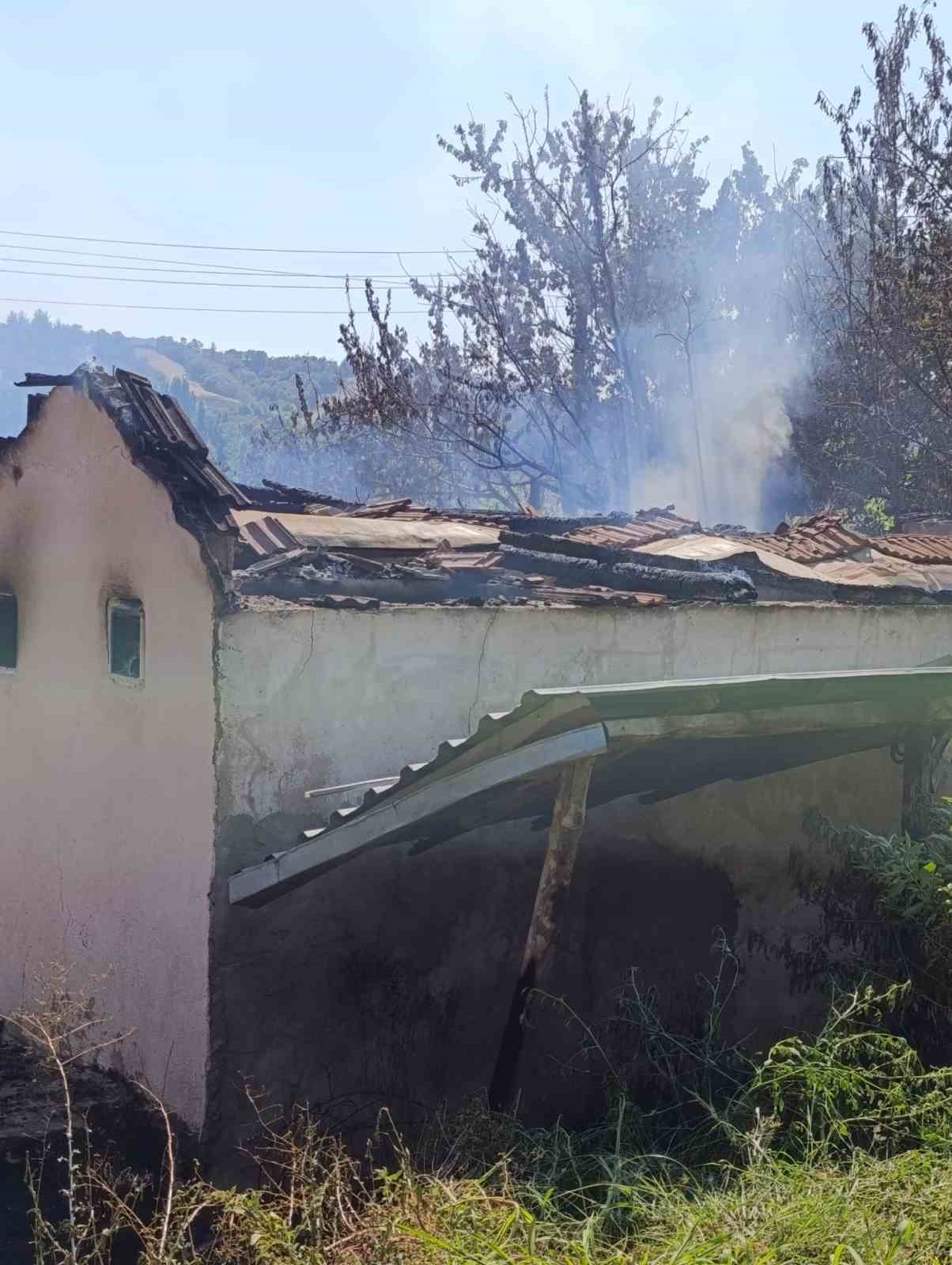 Denizli’de tek katlı ev küle döndü
