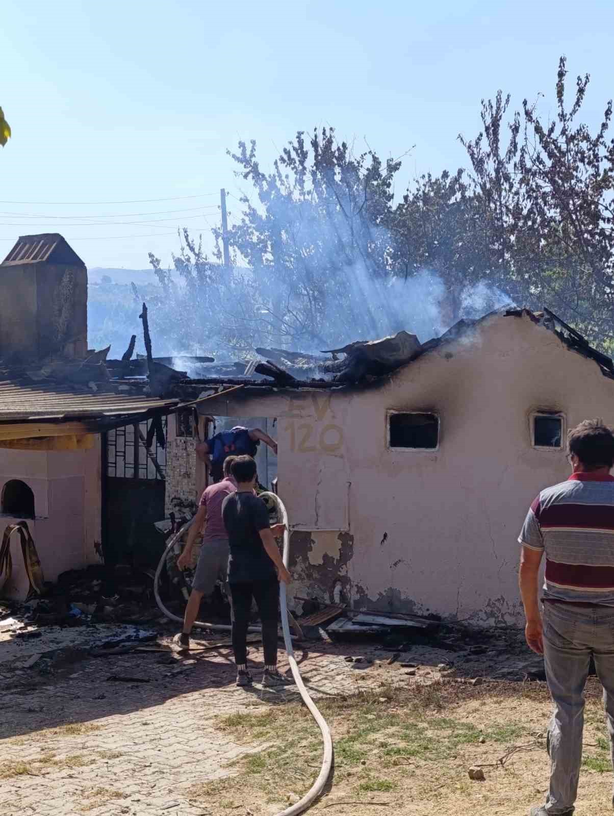 Denizli’de tek katlı ev küle döndü
