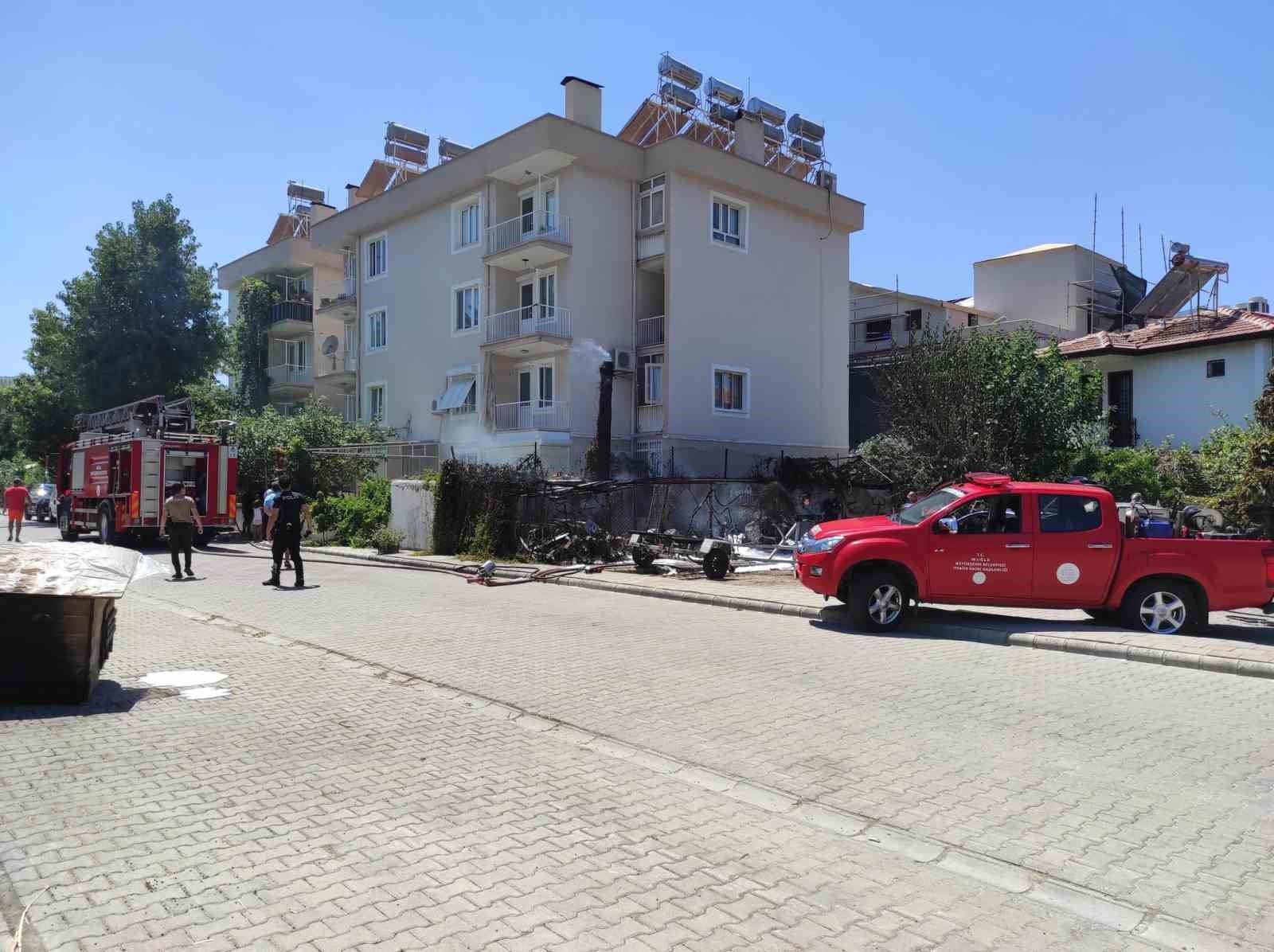 Fethiye’de çıkan yangında depo ve araba alevlere teslim oldu
