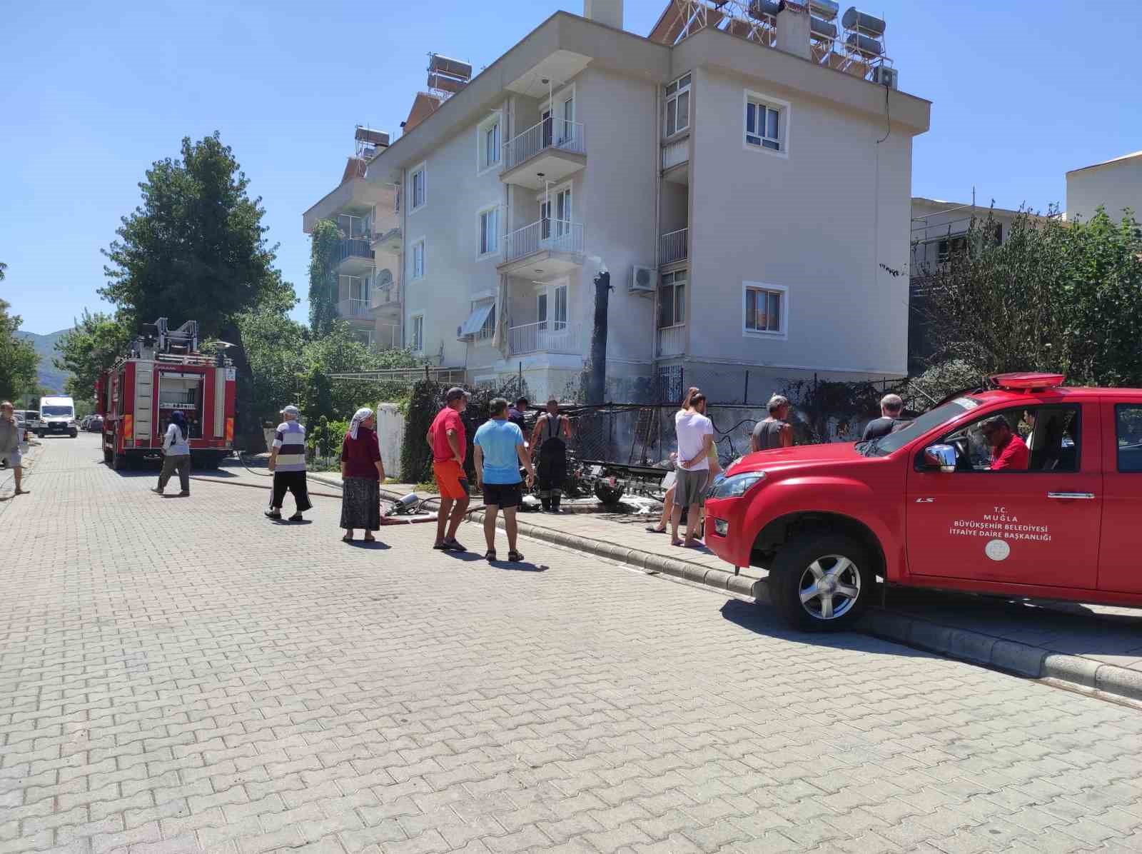 Fethiye’de çıkan yangında depo ve araba alevlere teslim oldu
