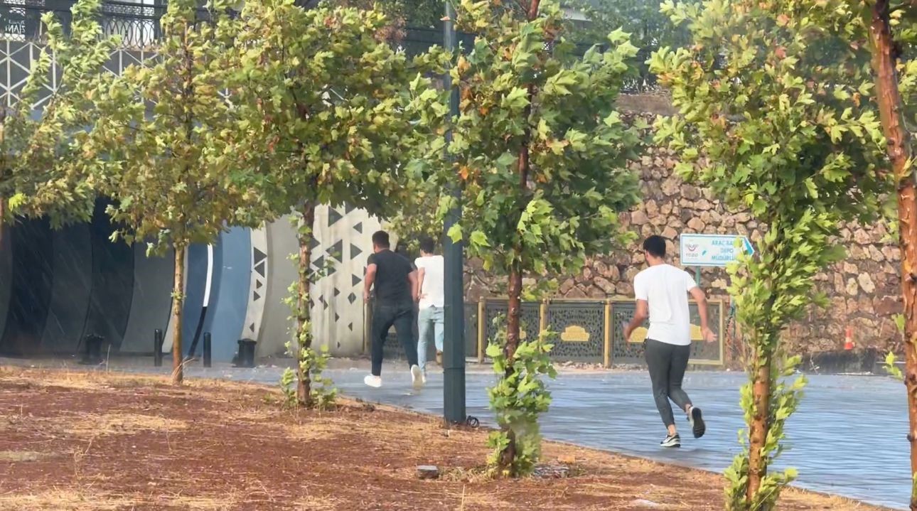 Kavurucu sıcakta Gaziantep yağmur ile serinledi
