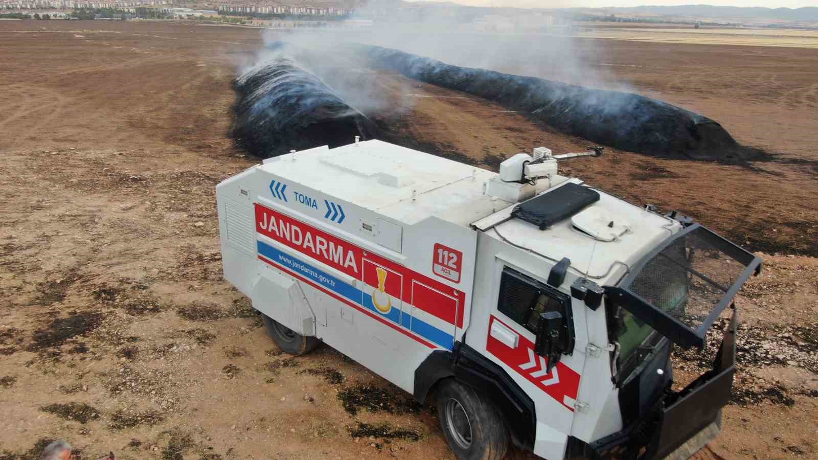 Elazığ’da çıkan yangında 400 ton saman kül oldu
