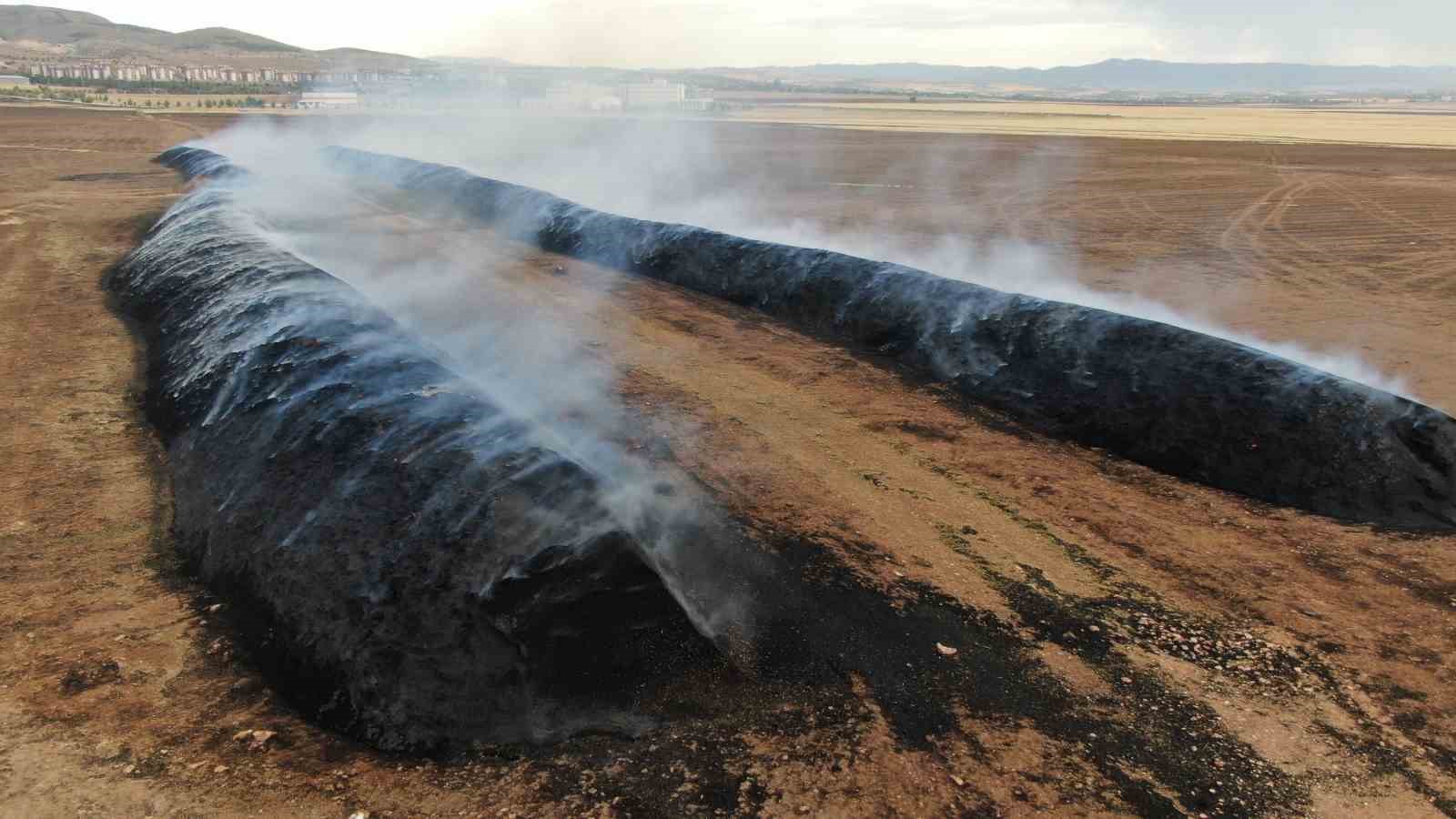 Elazığ’da çıkan yangında 400 ton saman kül oldu
