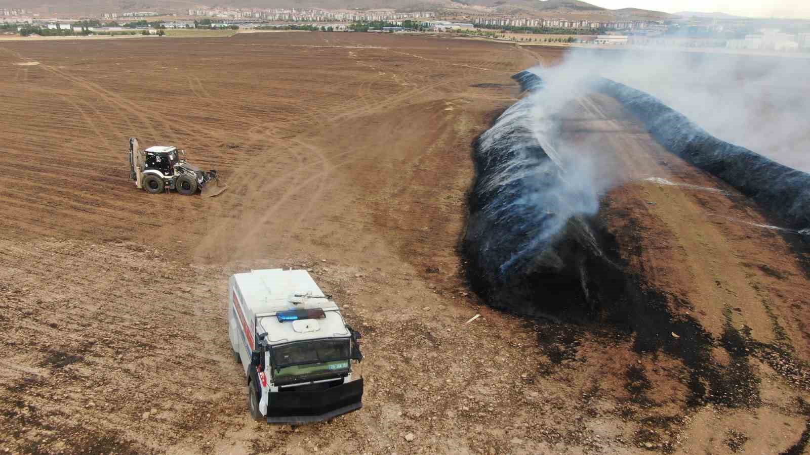 Elazığ’da çıkan yangında 400 ton saman kül oldu
