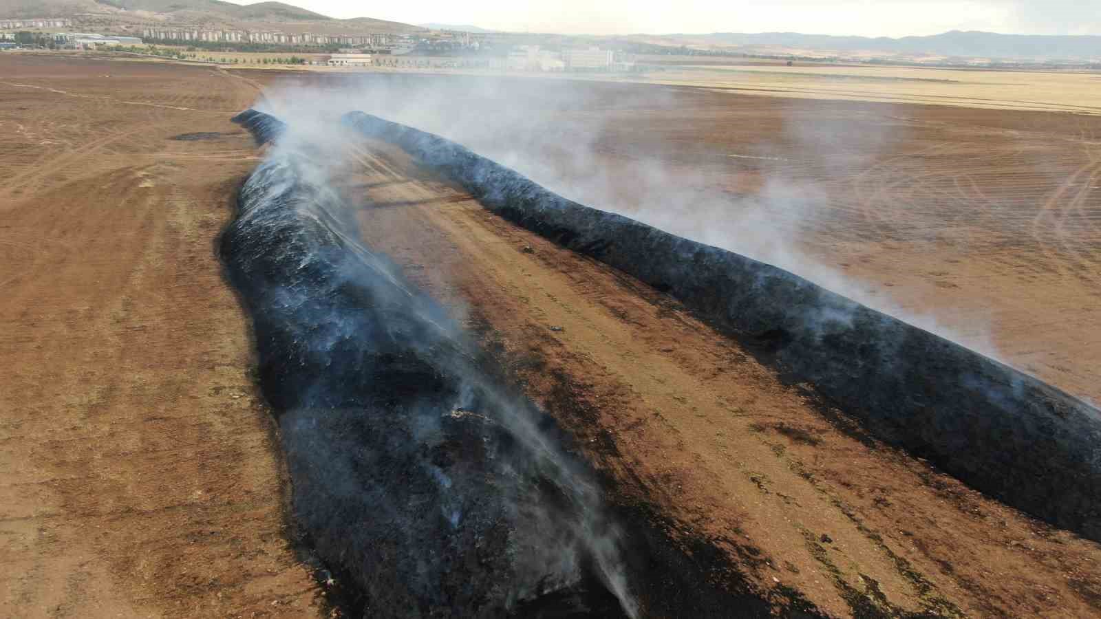 Elazığ’da çıkan yangında 400 ton saman kül oldu
