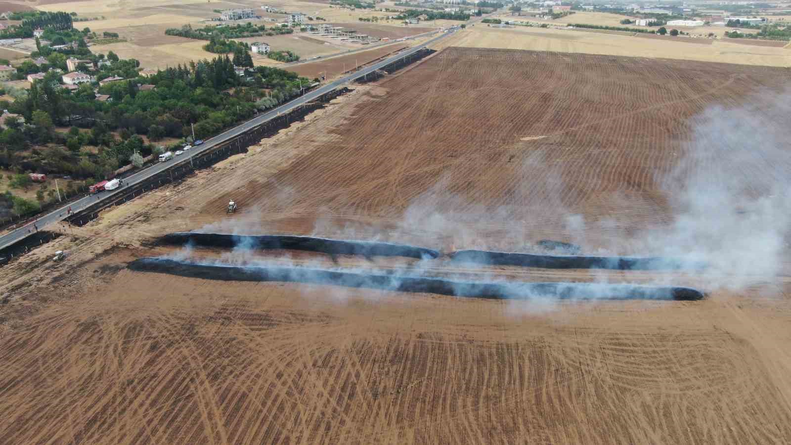 Elazığ’da çıkan yangında 400 ton saman kül oldu
