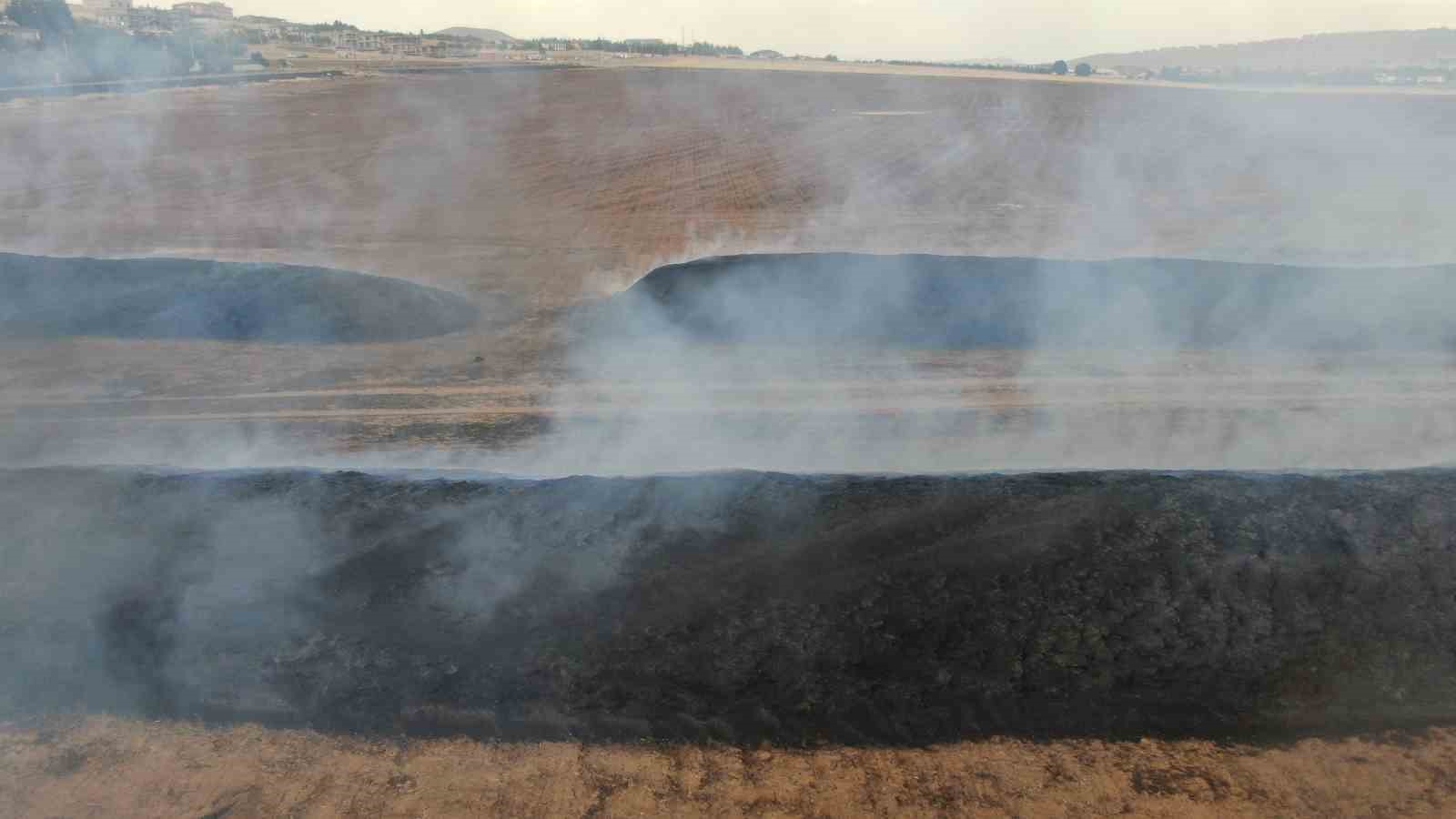 Elazığ’da çıkan yangında 400 ton saman kül oldu
