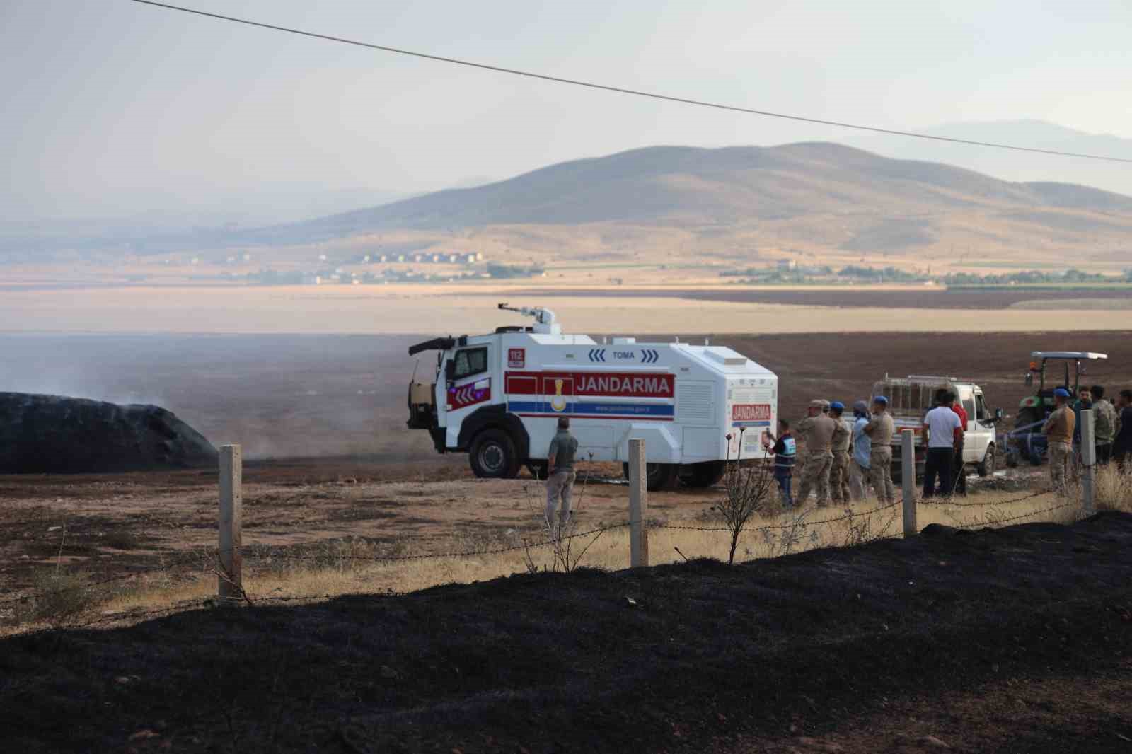 Elazığ’da çıkan yangında 400 ton saman kül oldu
