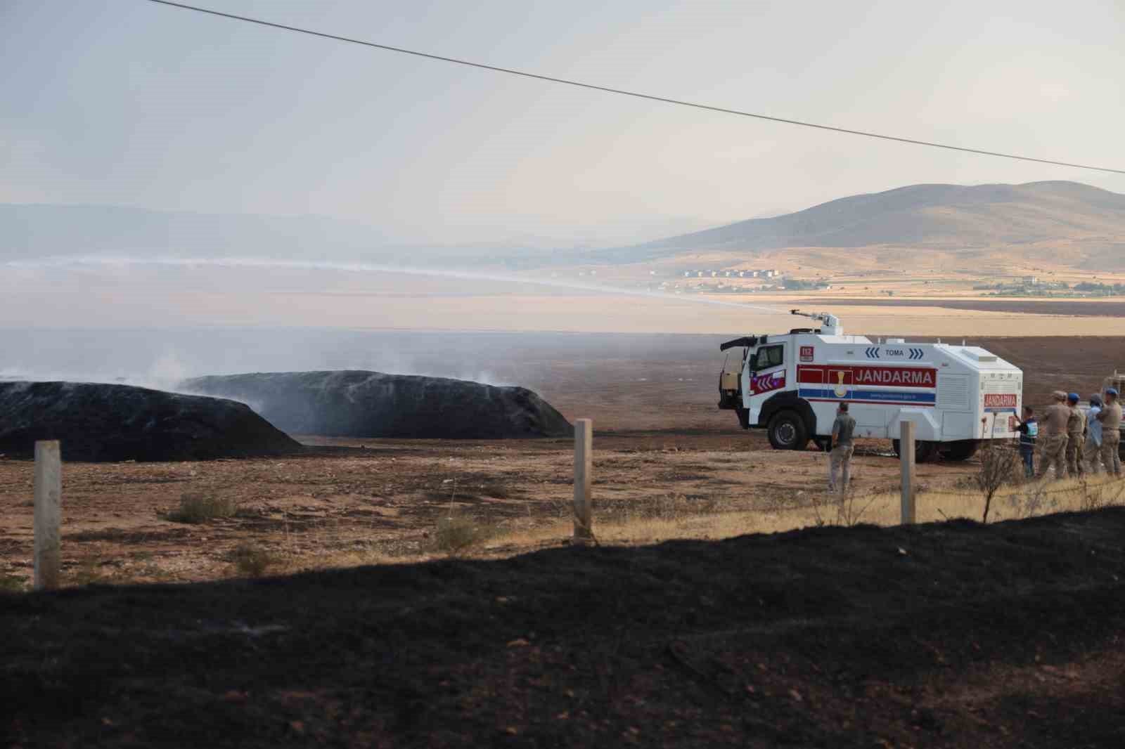 Elazığ’da çıkan yangında 400 ton saman kül oldu
