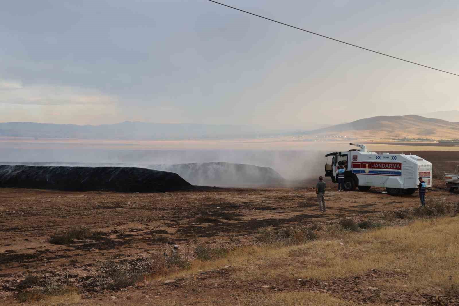 Elazığ’da çıkan yangında 400 ton saman kül oldu
