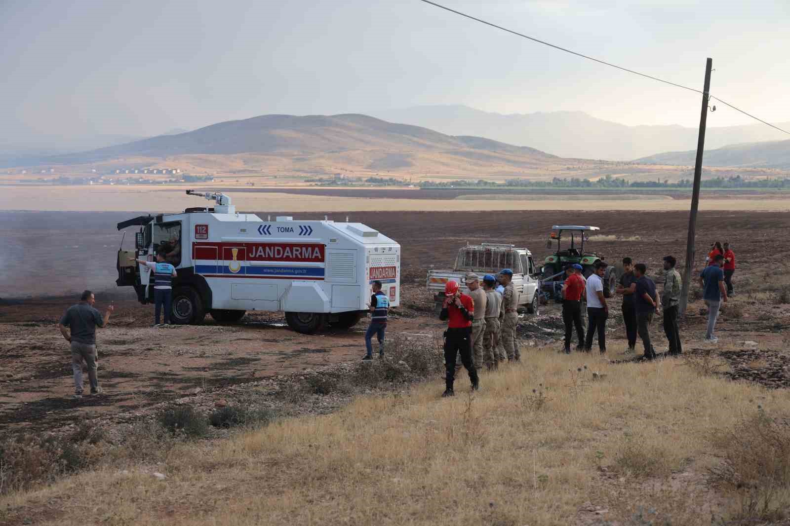 Elazığ’da çıkan yangında 400 ton saman kül oldu
