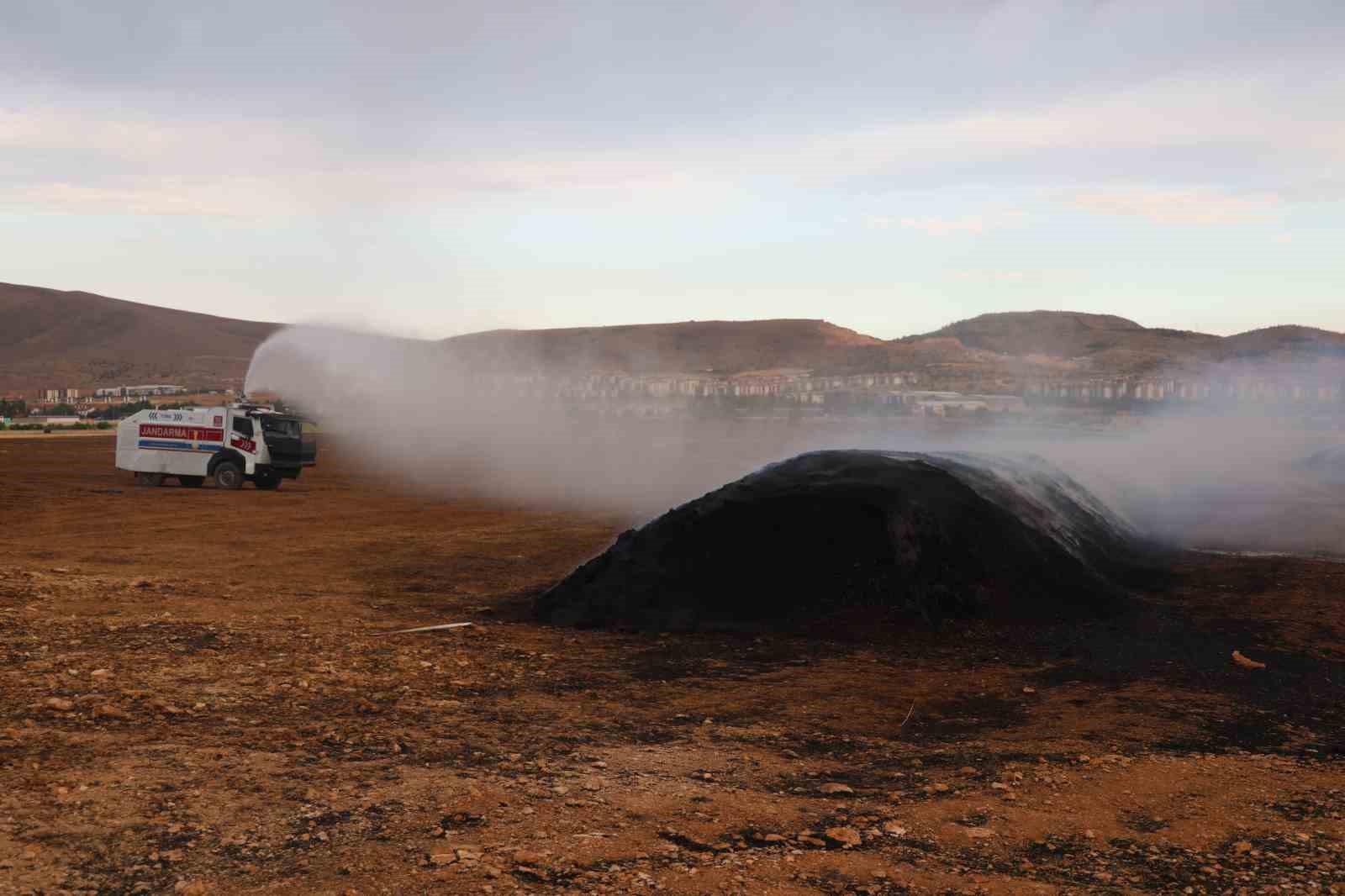 Elazığ’da çıkan yangında 400 ton saman kül oldu
