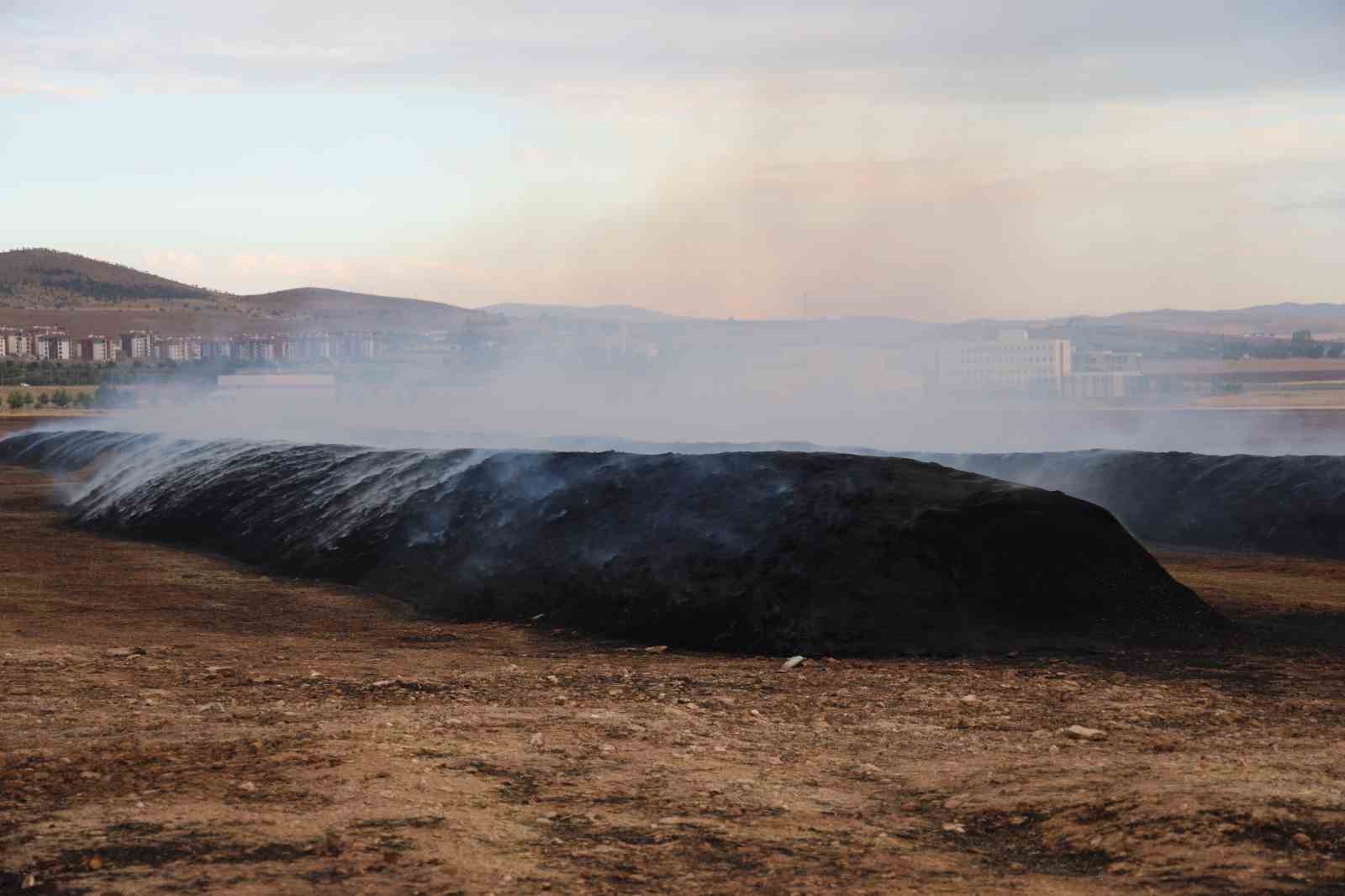 Elazığ’da çıkan yangında 400 ton saman kül oldu
