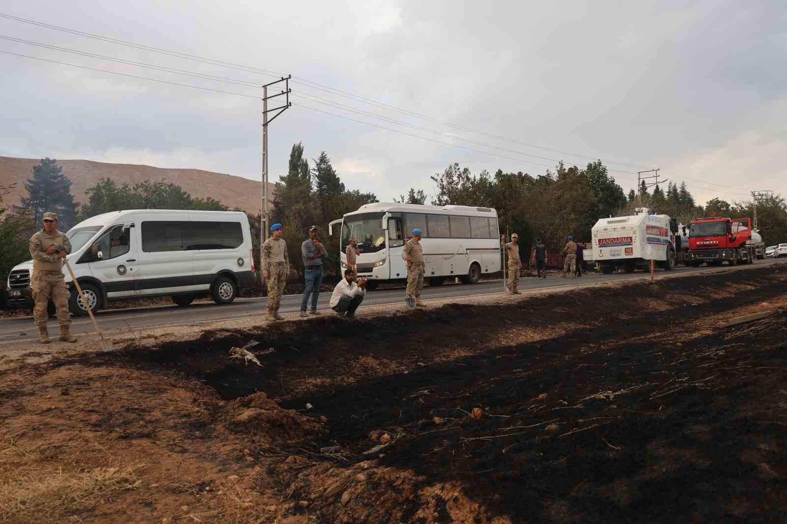 Elazığ’da çıkan yangında 400 ton saman kül oldu
