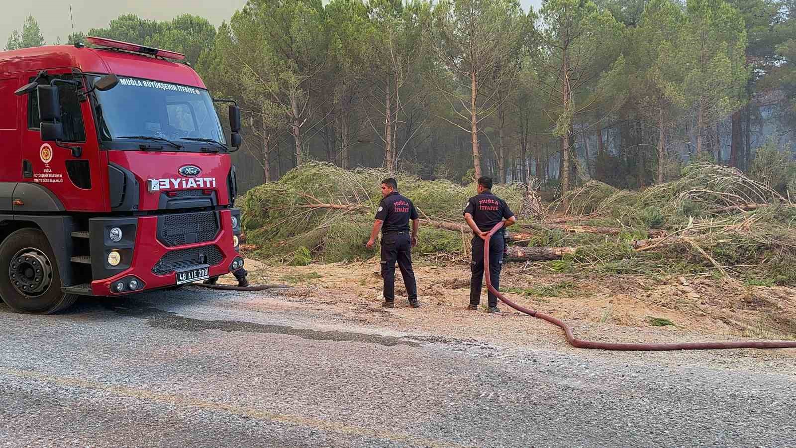 Ormancıların karşı ateşiyle mahalle kurtarıldı
