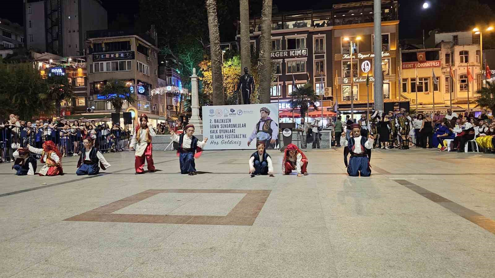 Bandırma’da Down Sendromlular için renkli festival kortej yürüyüşü ile başladı
