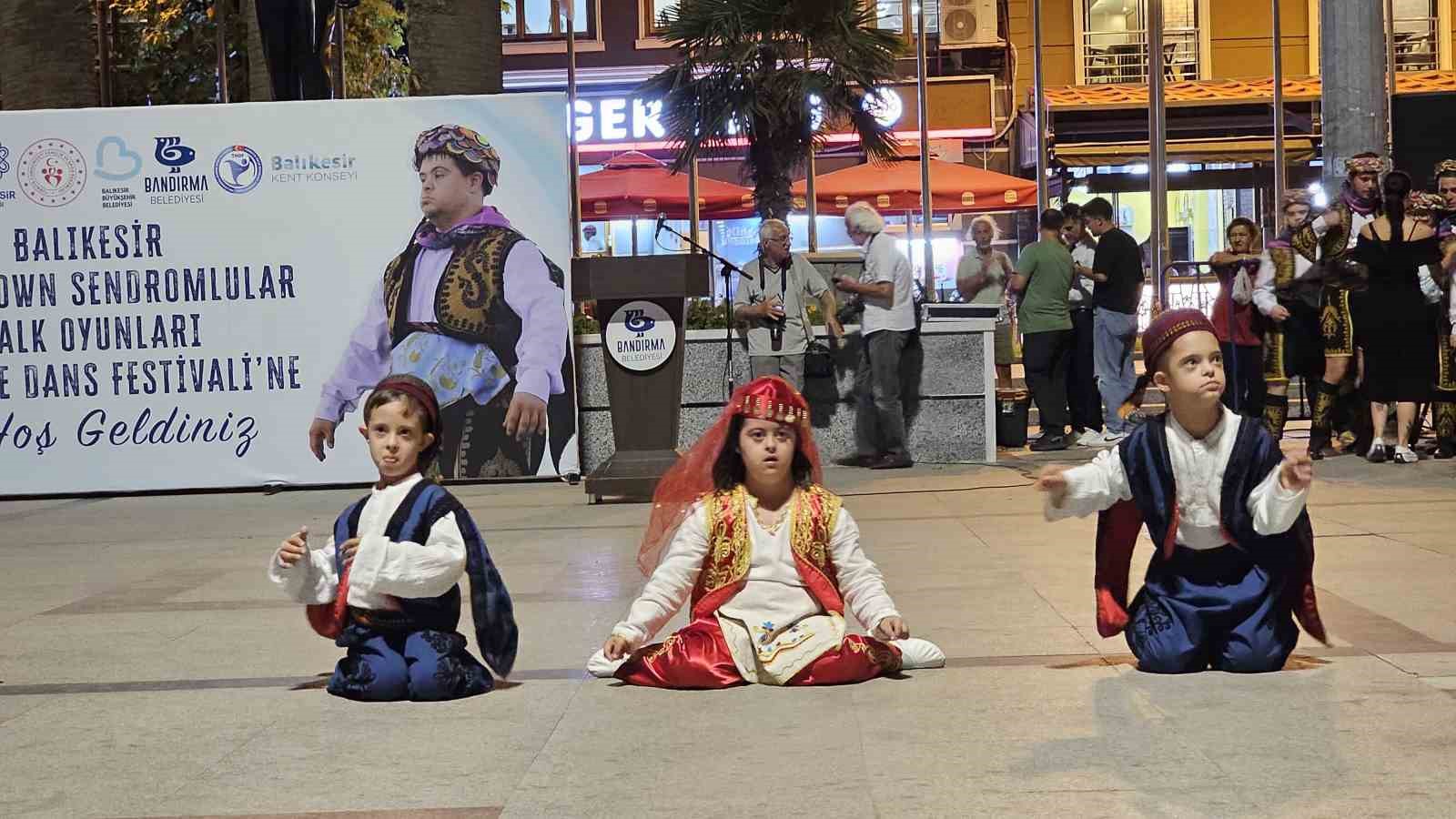 Bandırma’da Down Sendromlular için renkli festival kortej yürüyüşü ile başladı
