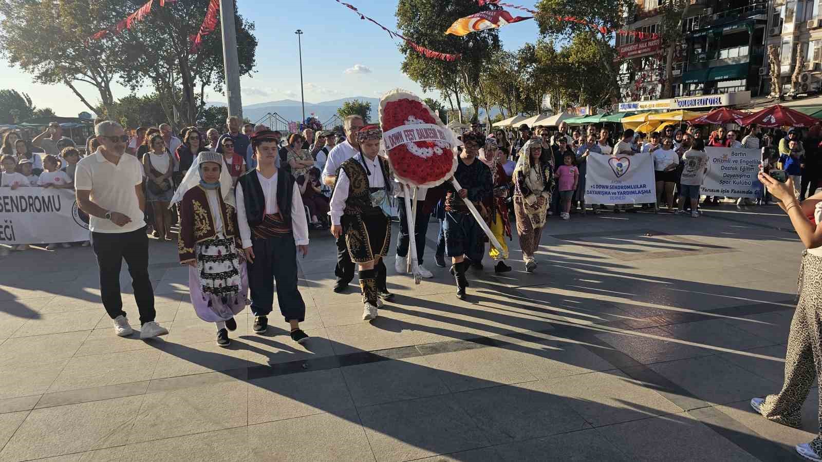 Bandırma’da Down Sendromlular için renkli festival kortej yürüyüşü ile başladı
