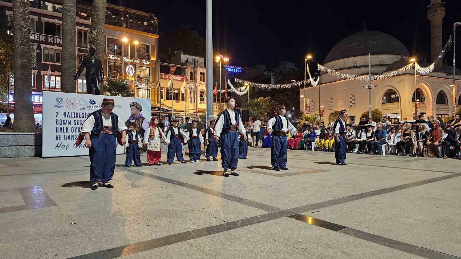 Bandırma’da Down Sendromlular için renkli festival kortej yürüyüşü ile başladı
