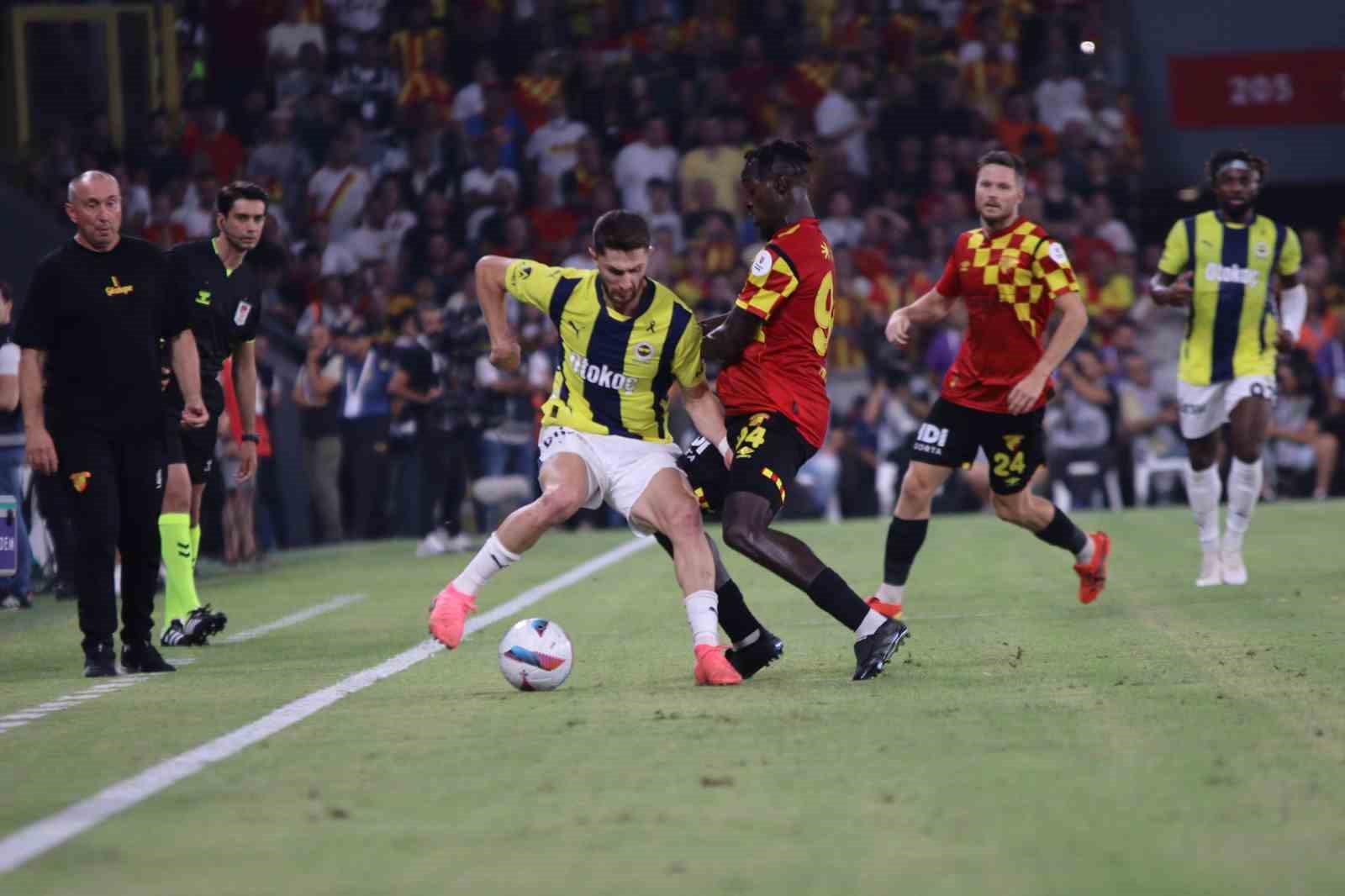 Trendyol Süper Lig: Göztepe:0 - Fenerbahçe:2  (İlk yarı)
