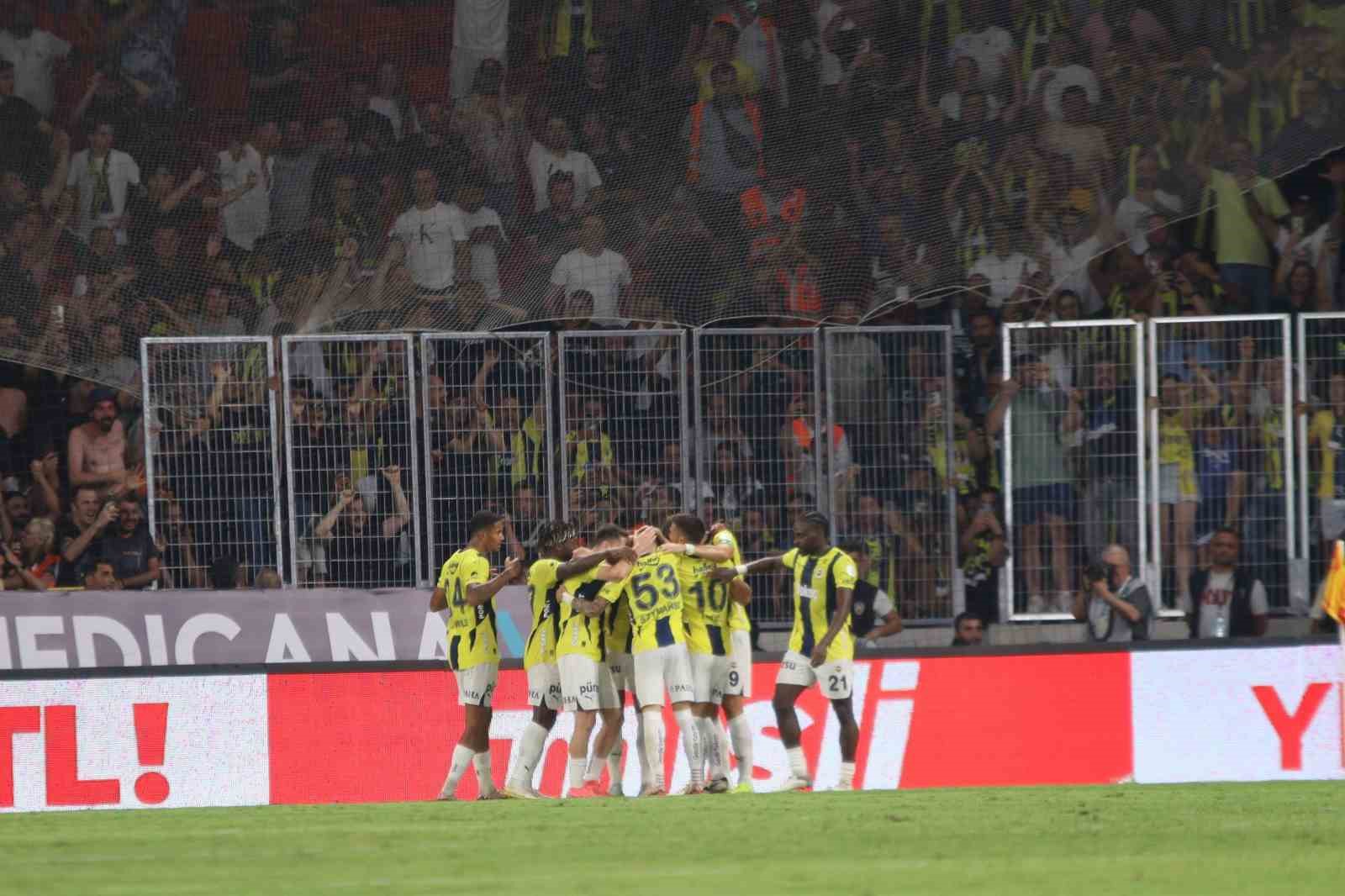 Trendyol Süper Lig: Göztepe:0 - Fenerbahçe:2  (İlk yarı)
