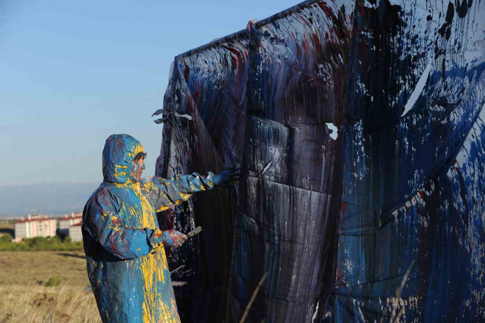 Erzincan’da profesörden sıra dışı sanat performansı
