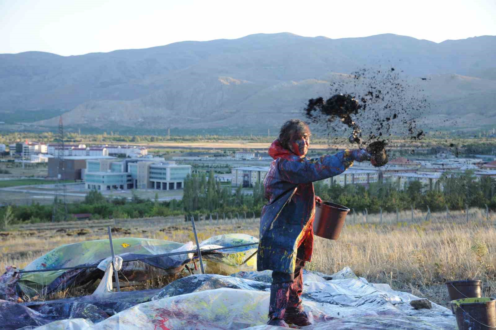 Erzincan’da profesörden sıra dışı sanat performansı
