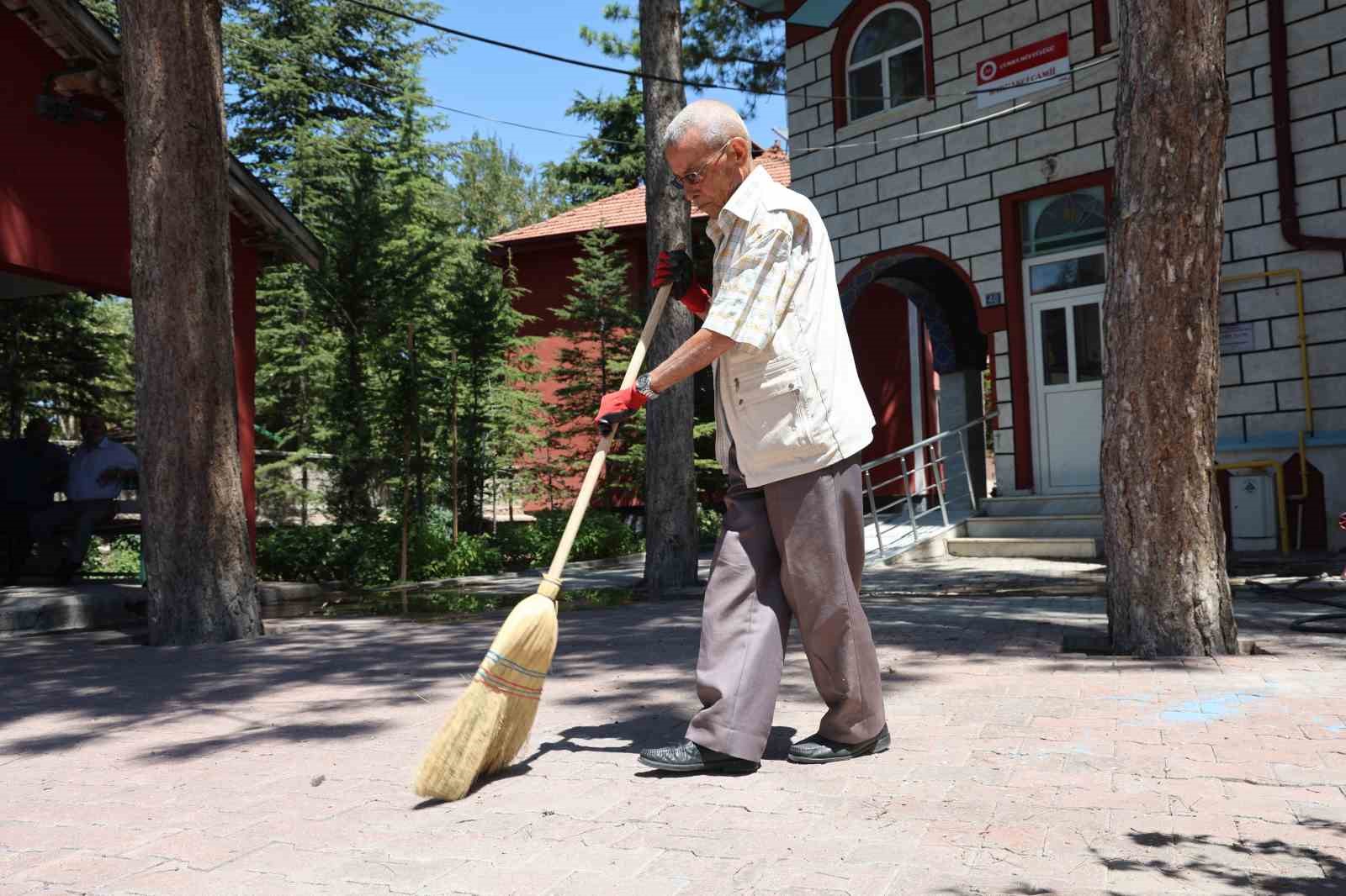 Kolunda platin bacağındaki protezle 86 yaşında her gün cami temizliyor
