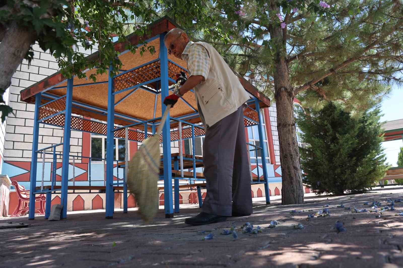 Kolunda platin bacağındaki protezle 86 yaşında her gün cami temizliyor
