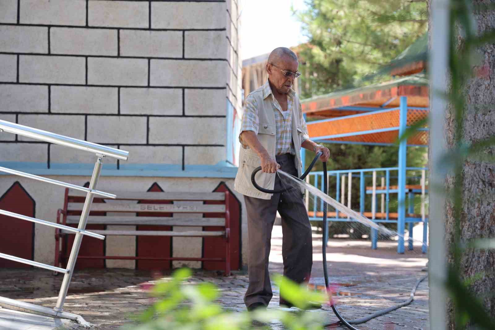 Kolunda platin bacağındaki protezle 86 yaşında her gün cami temizliyor
