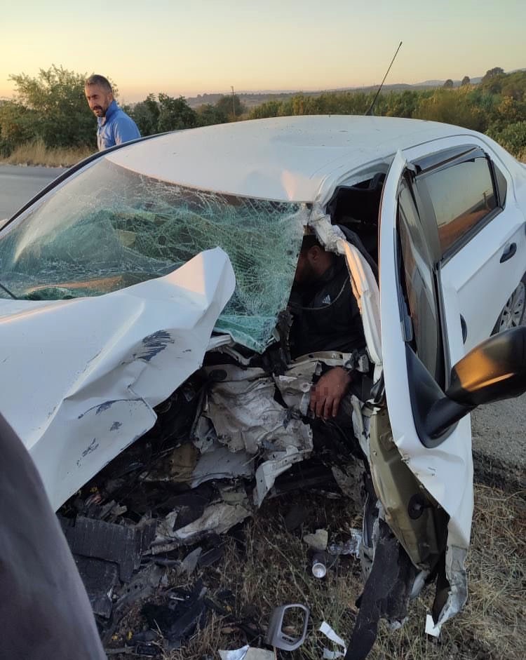 Bursa’da kazada can pazarı: Elektrik direğine çarpan otomobilin sürücüsü sıkıştı
