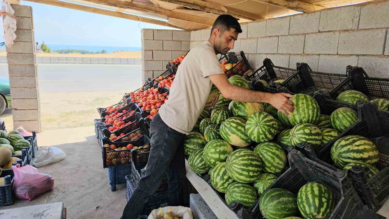 Yetiştirdiği ürünleri satarak aile bütçesine katkıda bulunuyor
