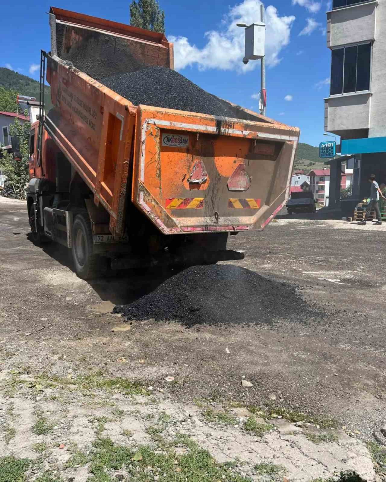 Posof’ta bozulan yollar asfaltlanıyor
