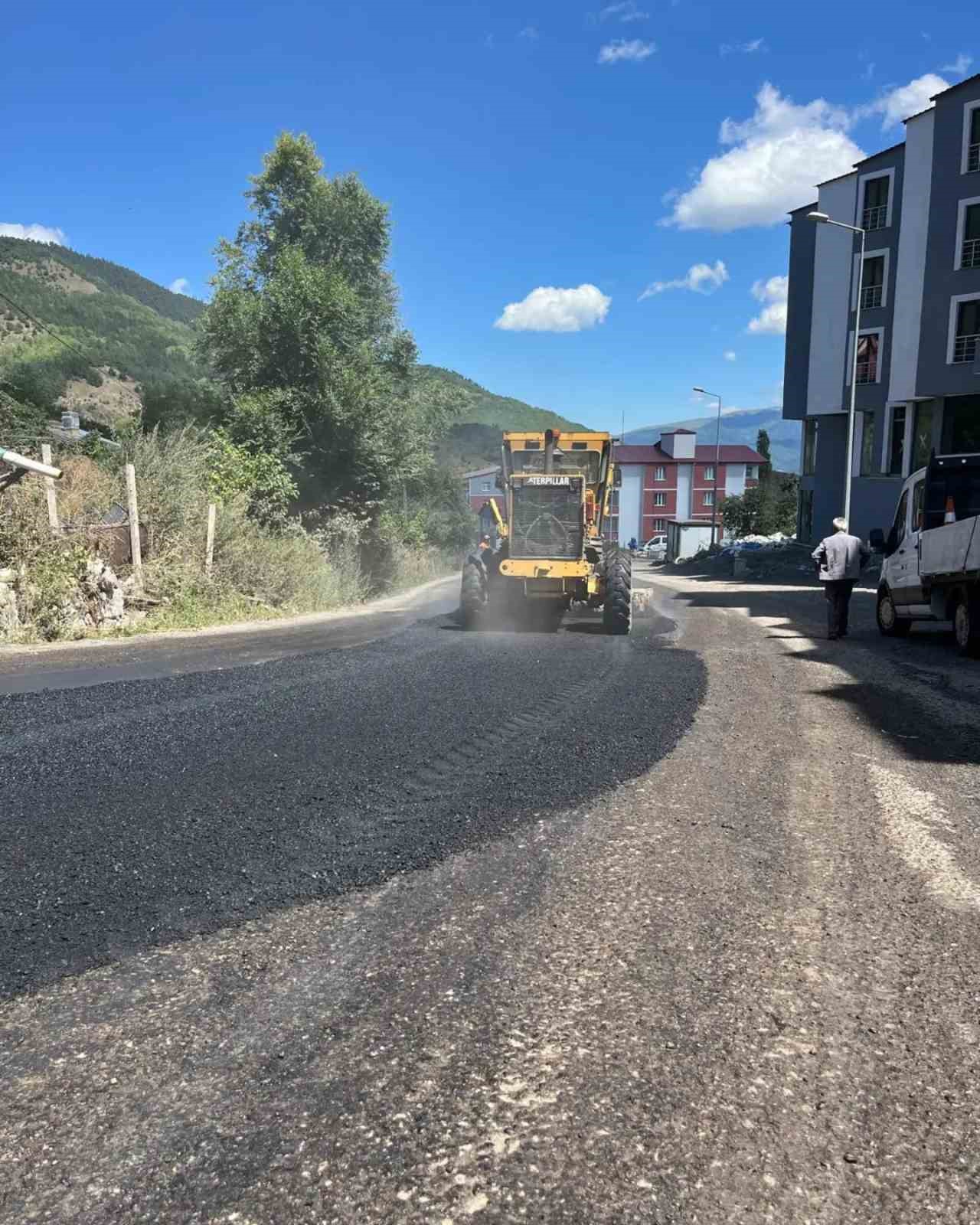 Posof’ta bozulan yollar asfaltlanıyor
