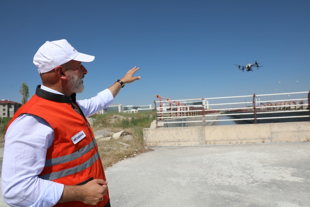 Kocasinan Belediyesi, açık alanları drone ile ilaçlıyor
