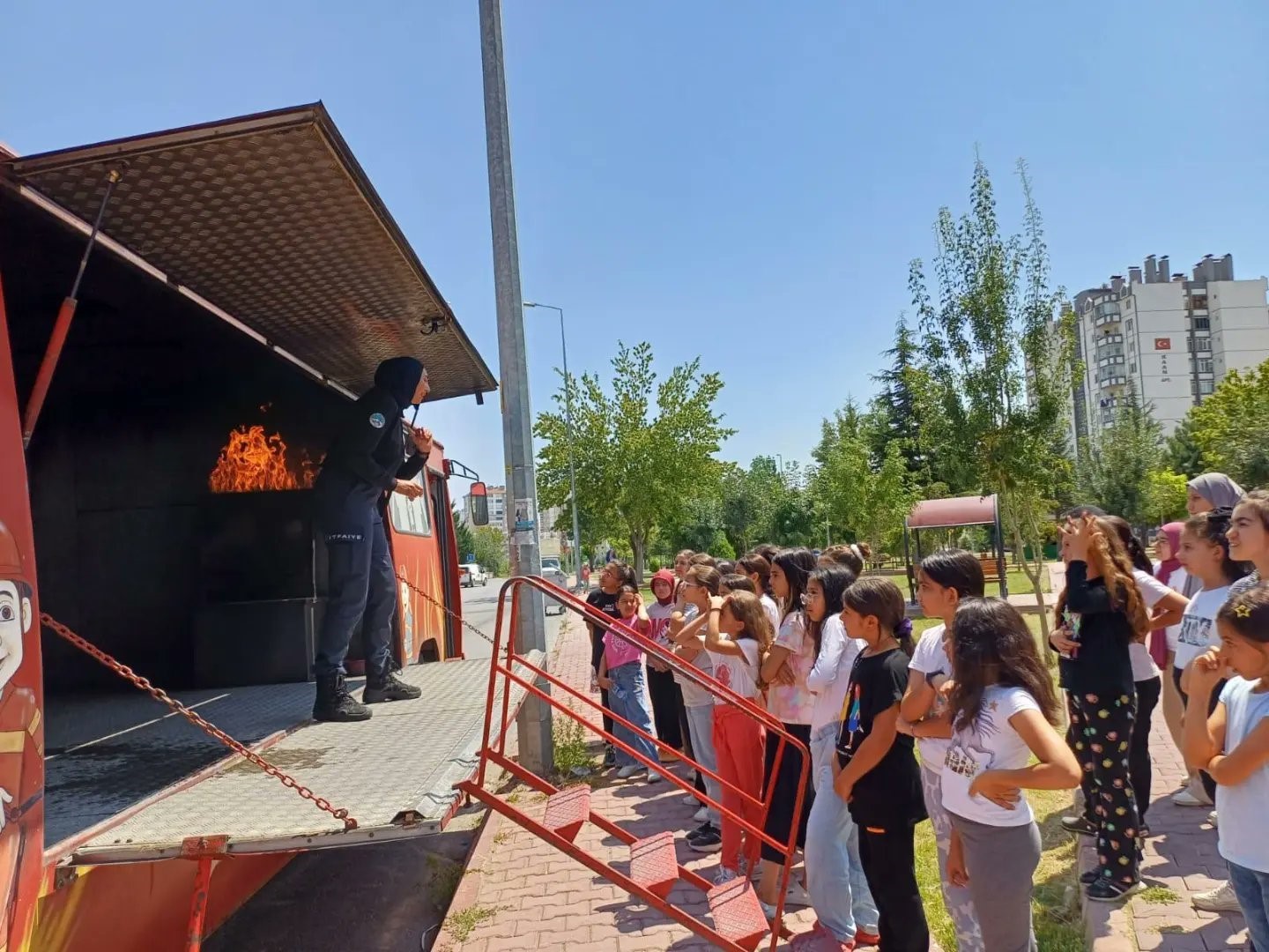 Gençler, yangın konusunda bilgilendirildi
