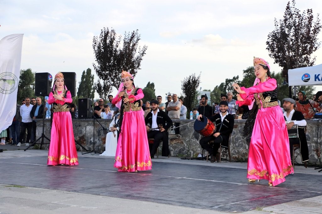 Kars’ta Türk Dünyası’nda esintinler gösterisi yoğun ilgi gördü
