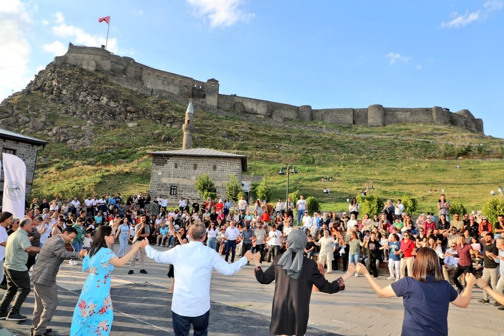 Kars’ta Türk Dünyası’nda esintinler gösterisi yoğun ilgi gördü
