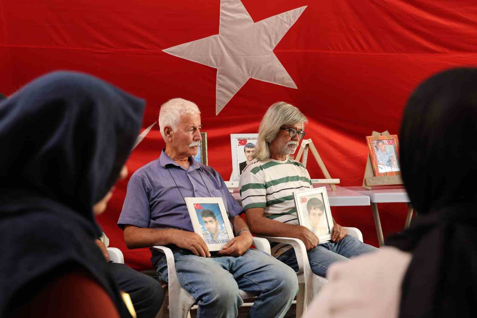 Evlat nöbetindeki babadan oğluna sitem: “Elindeki kalemi aldılar, kalem yerine silah verdiler. Kime karşı, bana karşı”
