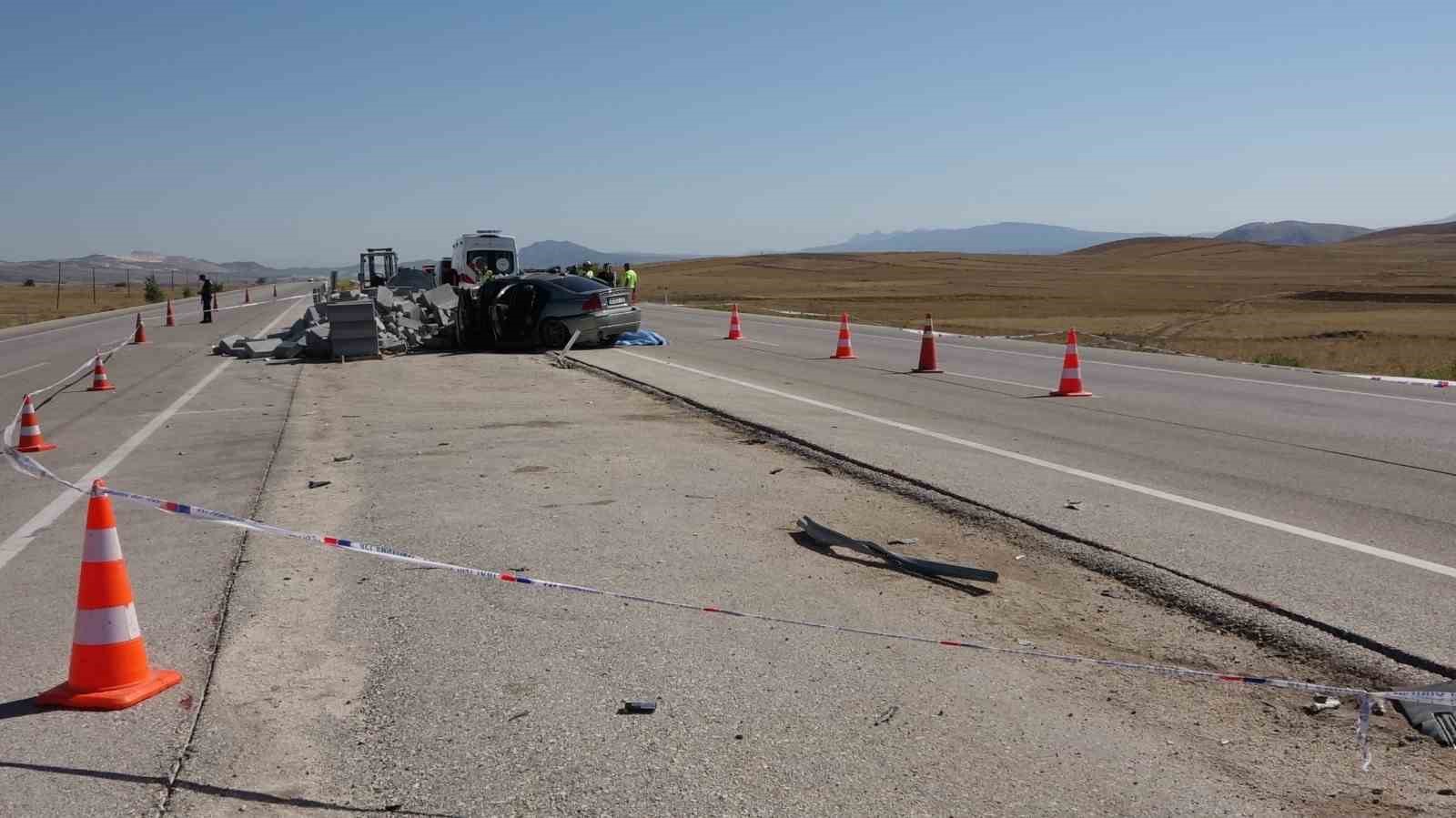 Burdur’da otomobil, refüj yapımı için bırakılan bordür taşı yığınına çarptı: 2 ölü, 1 yaralı
